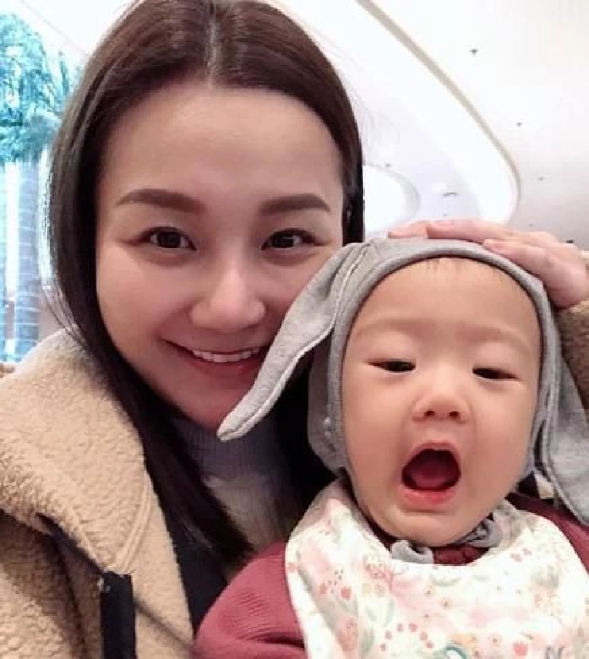 ไม่ได้ดัดจริต! เอ็ม บุษราคัม เผยเหตุผลไม่อยากให้คนแปลกหน้าจับมือ-จับแก้มลูก