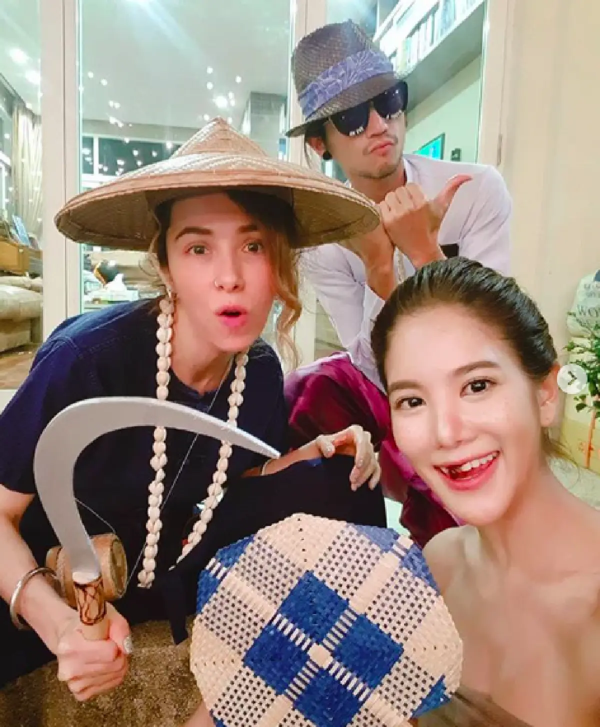 "ตูน-ก้อย-ปาล์มมี่” ฉลองงานปาร์ตี้ปีใหม่ จัดเต็มแปลงโฉมแต่งตัวตามธีม