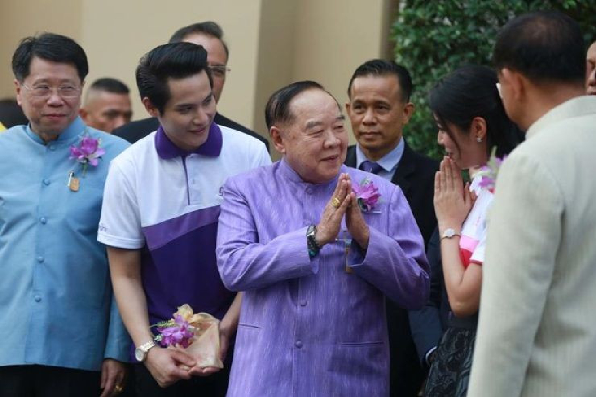 "บิ๊กป้อม"เมินเจรจา"ทักษิณ"ชี้เรื่องคดีต่อรองไม่ได้ "บิ๊กป้อม"เมินเจรจา"ทักษิณ"ชี้เรื่องคดีต่อรองไม่ได้