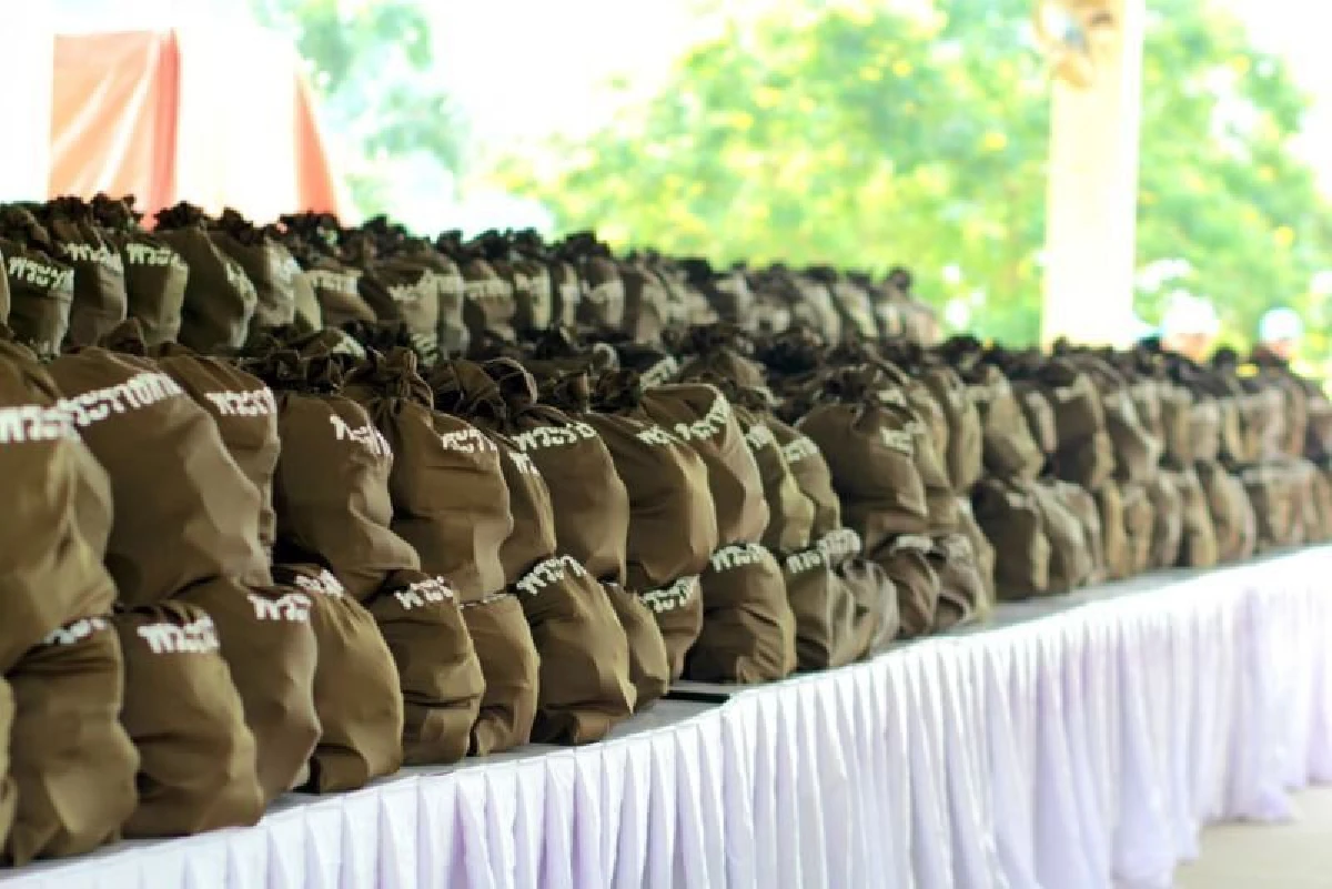 ร.10โปรดเกล้าฯพระราชทานสิ่งของช่วยผู้ประสบภัยปาบึกสุราษฎร์ธานี
