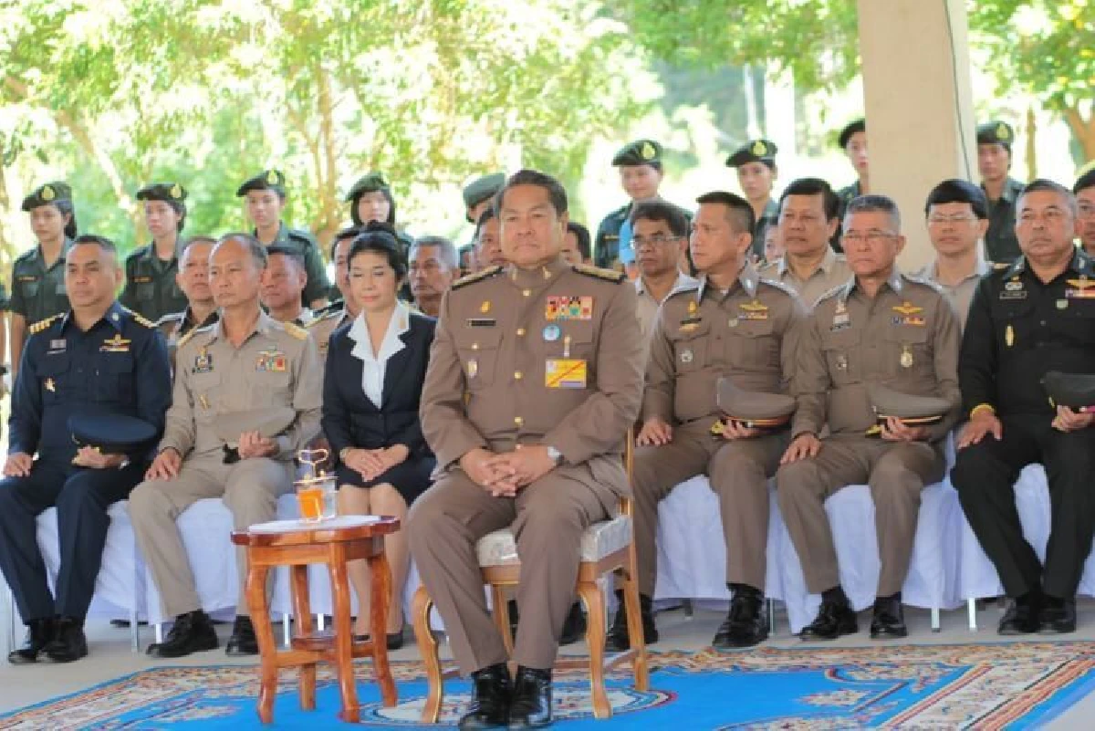 ร.10โปรดเกล้าฯพระราชทานสิ่งของช่วยผู้ประสบภัยปาบึกสุราษฎร์ธานี
