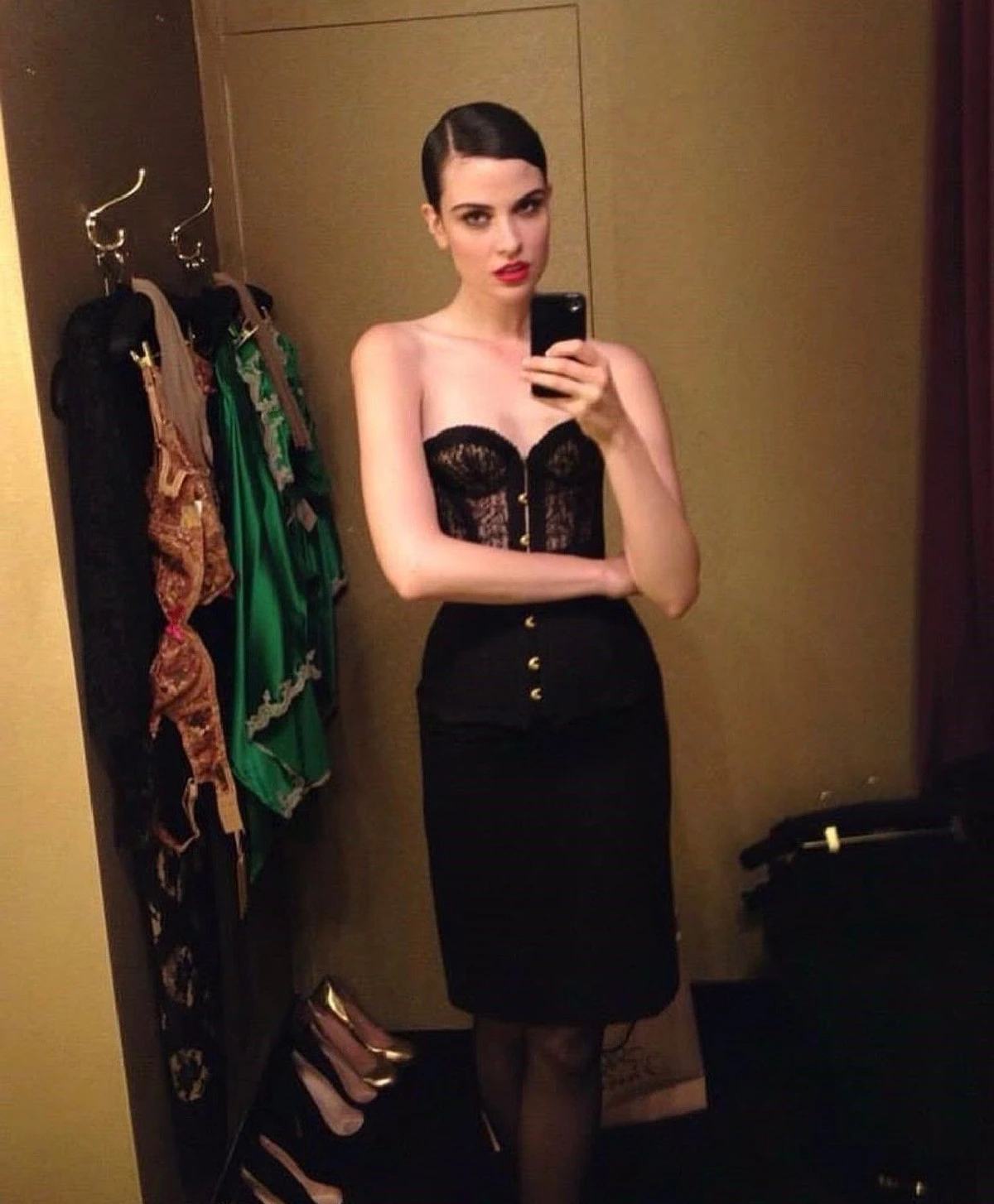 โฟโต้บอมบ์สุดฮือฮา! เปิดวาร์ปสาวเสิร์ฟน้ำผู้แย่งซีนในงานลูกโลกทองคำ