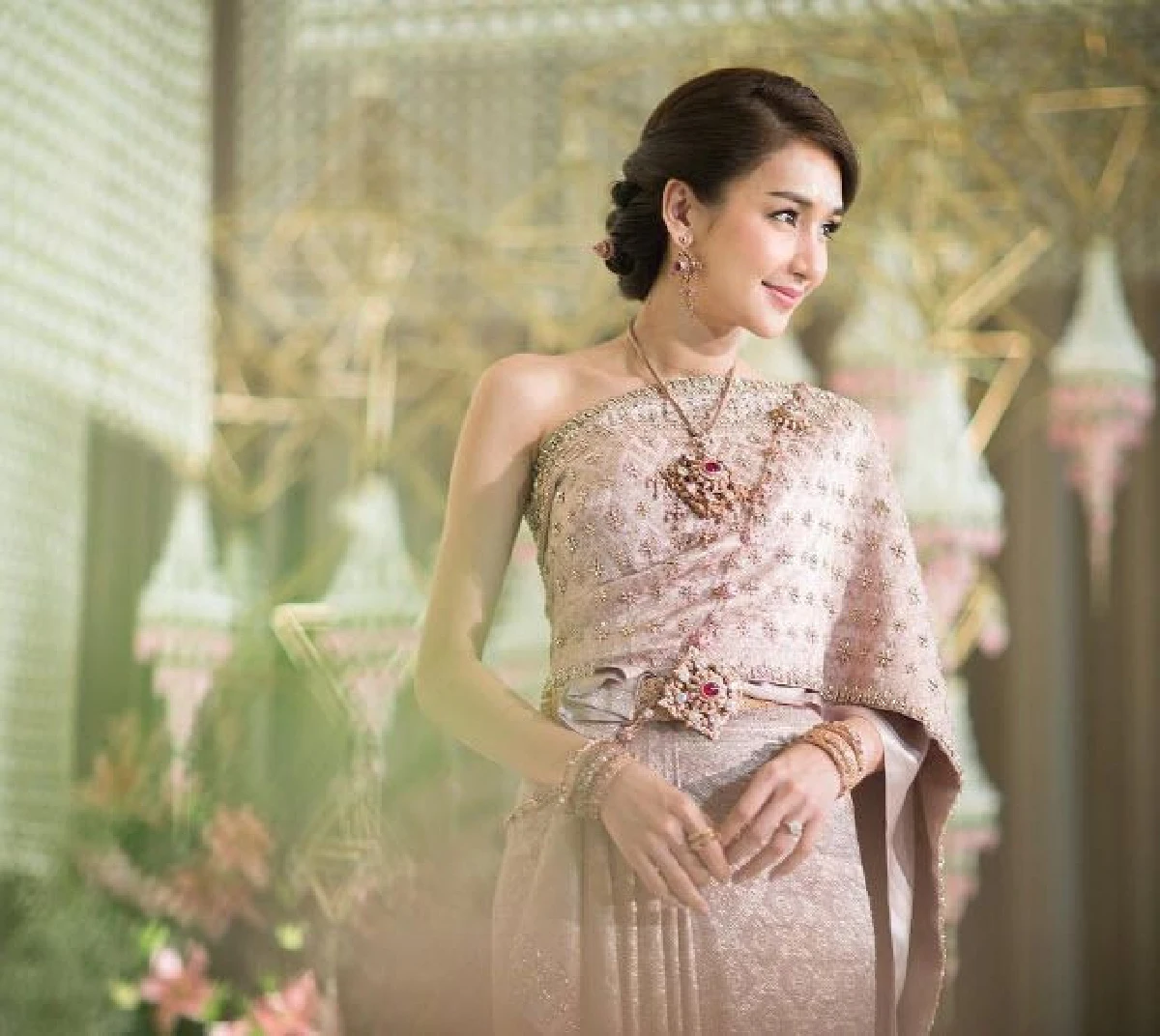 ส่องภาพสาวเซ็กซี่ของวงการบันเทิง เปลี่ยนลุคมาแต่งชุดไทย เรียบร้อย สง่างาม