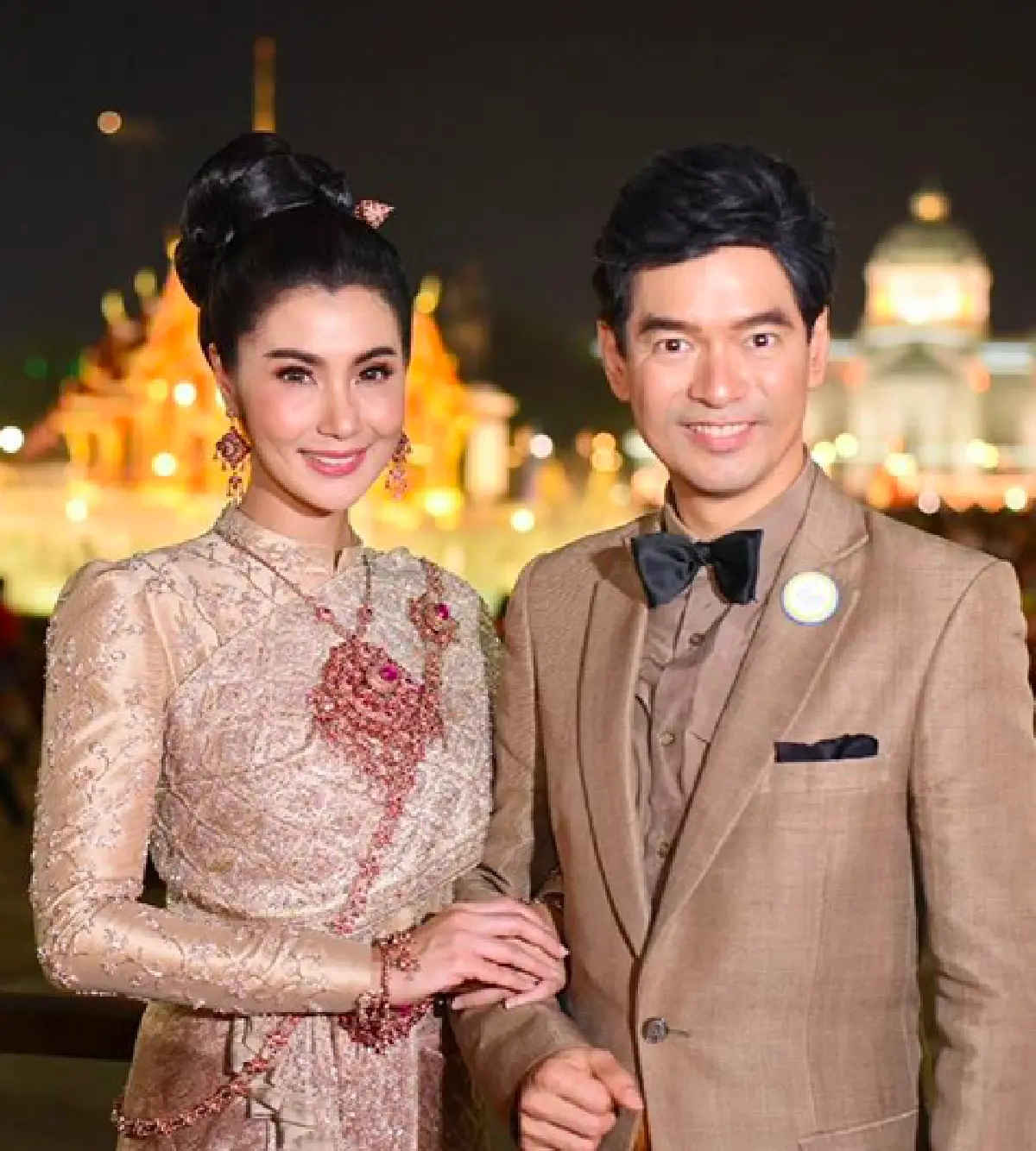 นึกว่าพรีเวดดิ้ง! "จิ๊บ-จ๊ะจ๋า" ควงคู่แต่งชุดไทย สุดสง่างาม