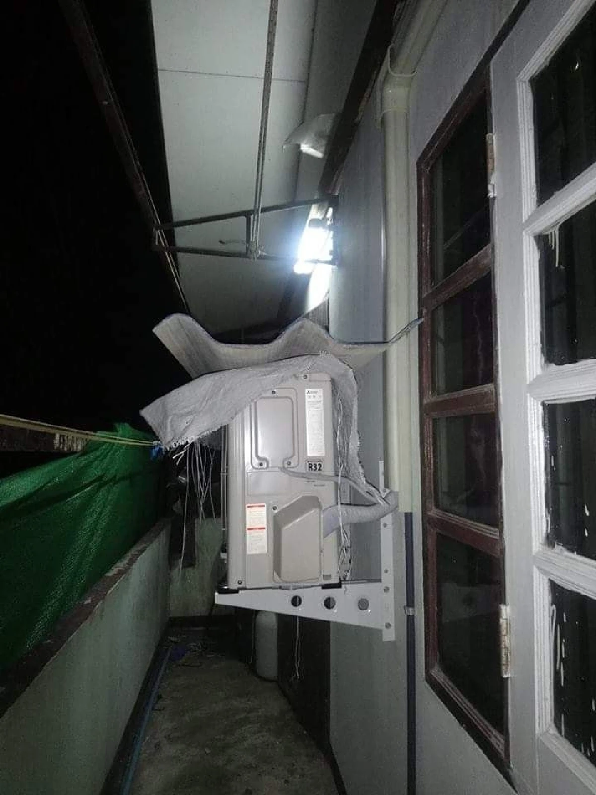 ช่วยด้วย! สาวโพสต์ป้าข้างบ้านสั่งช่างทุบบ้านพัง อ้างกฎหมายบ้านต้องอยู่ห่างรั้ว 50 เซนติเมตร