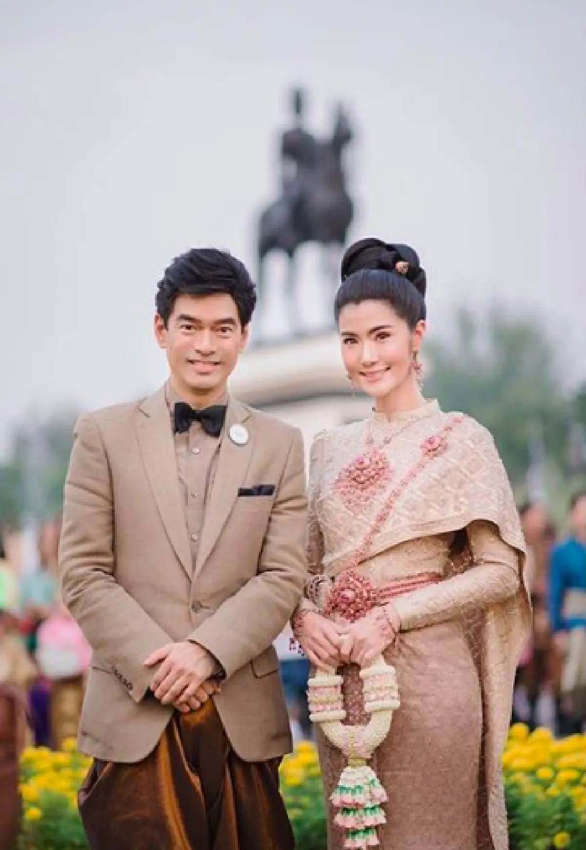นึกว่าพรีเวดดิ้ง! "จิ๊บ-จ๊ะจ๋า" ควงคู่แต่งชุดไทย สุดสง่างาม