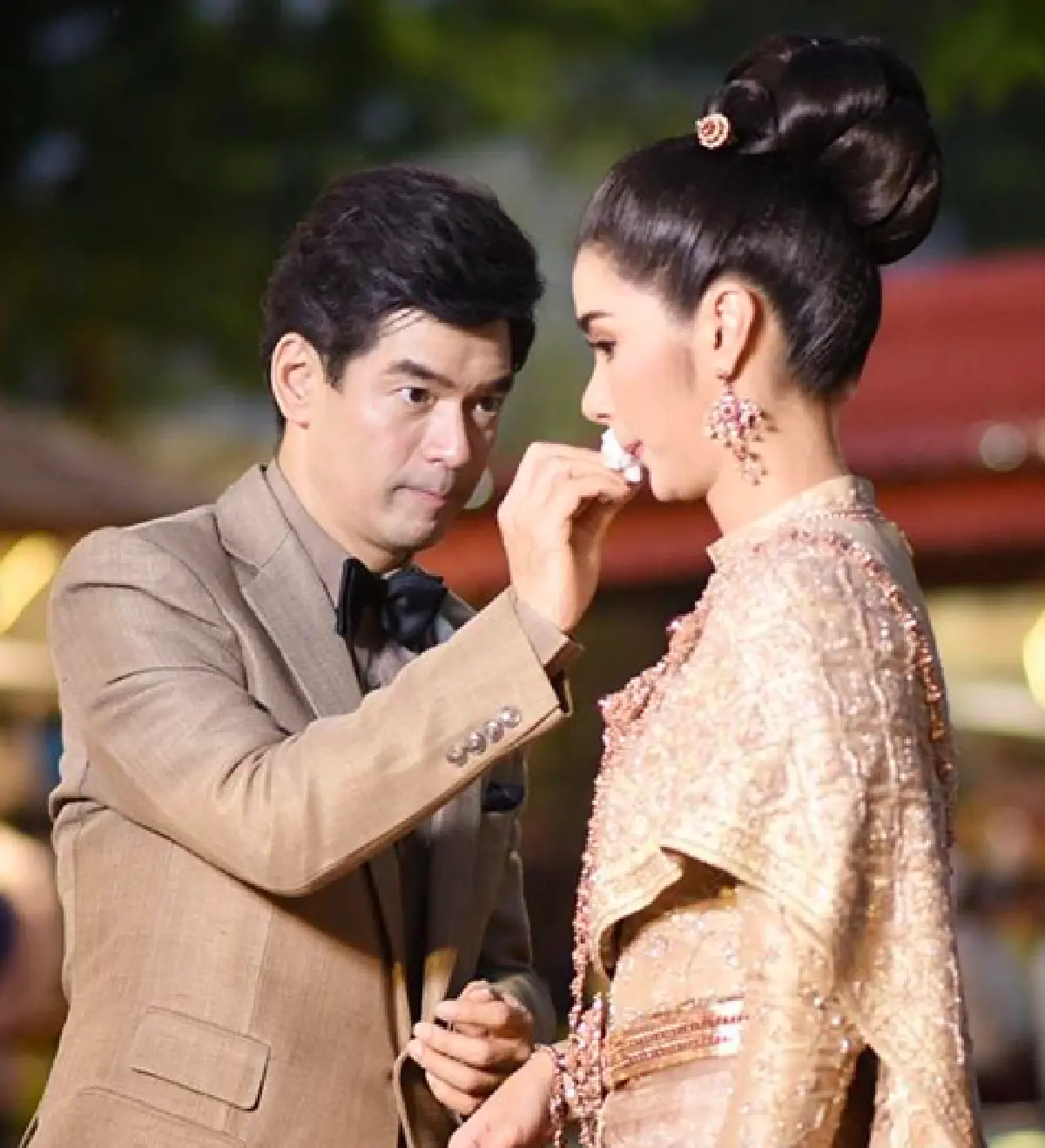 นึกว่าพรีเวดดิ้ง! "จิ๊บ-จ๊ะจ๋า" ควงคู่แต่งชุดไทย สุดสง่างาม