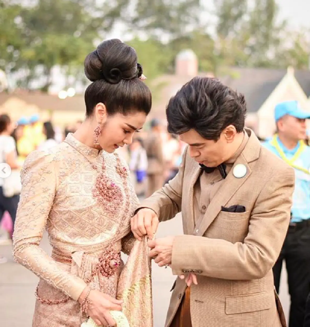 นึกว่าพรีเวดดิ้ง! "จิ๊บ-จ๊ะจ๋า" ควงคู่แต่งชุดไทย สุดสง่างาม