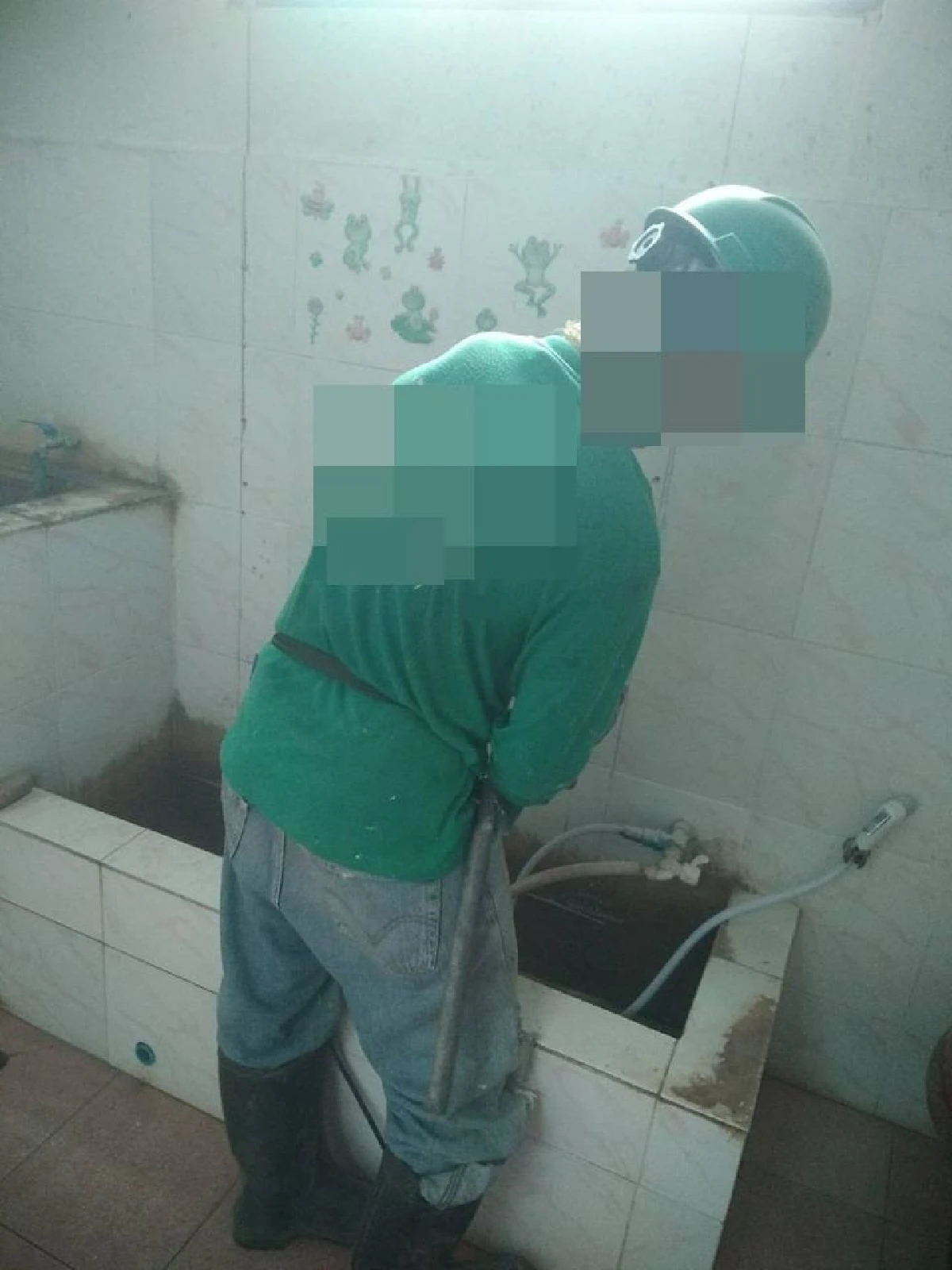 ช่วยด้วย! สาวโพสต์ป้าข้างบ้านสั่งช่างทุบบ้านพัง อ้างกฎหมายบ้านต้องอยู่ห่างรั้ว 50 เซนติเมตร