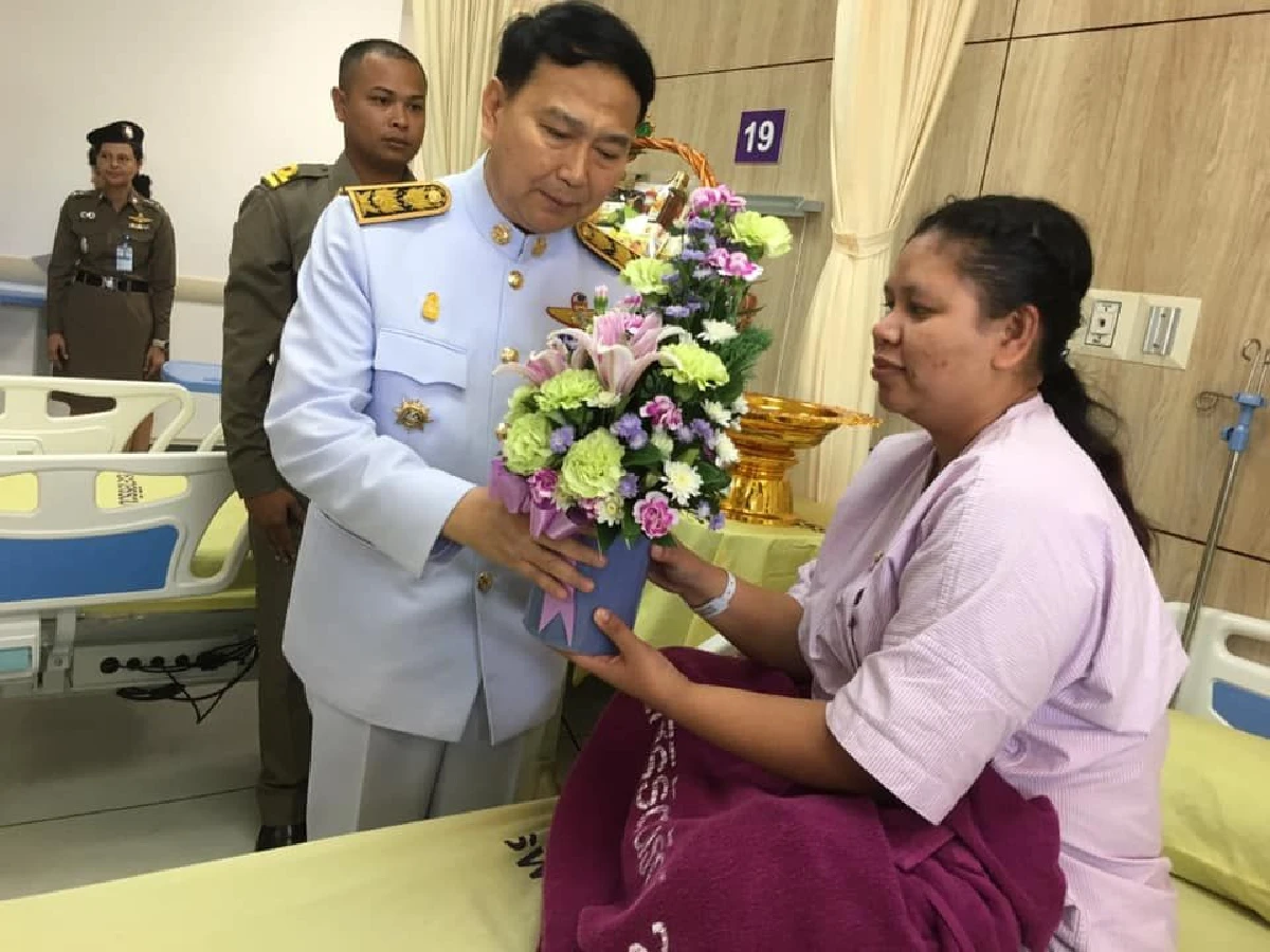 ร.10พระราชทานดอกไม้ตระกร้าสิ่งของตำรวจเจ็บเหตุคาร์บอมบ์ที่อ.เทพา