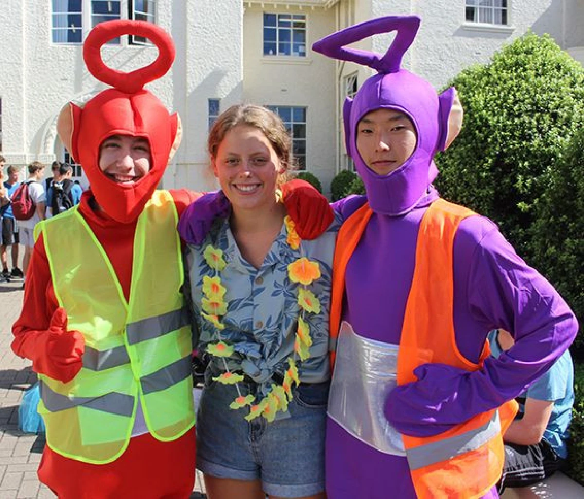 รร.รัฐในต่างประเทศแต่งชุดไปรเวทได้