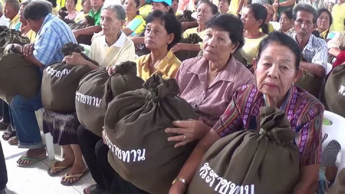 ฟ้าหญิงจุฬาภรณ์พระราชทานถุงยังชีพช่วยผู้ประสบภัยปาบึกนครศรีฯ