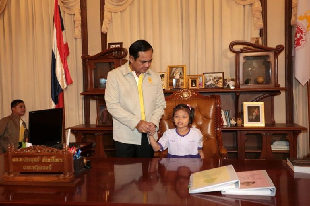 "ลุงตู่"เปิดห้องทำงานให้เด็กๆนั่งเก้าอี้นายกฯ "ลุงตู่"เปิดห้องทำงานให้เด็กๆนั่งเก้าอี้นายกฯ