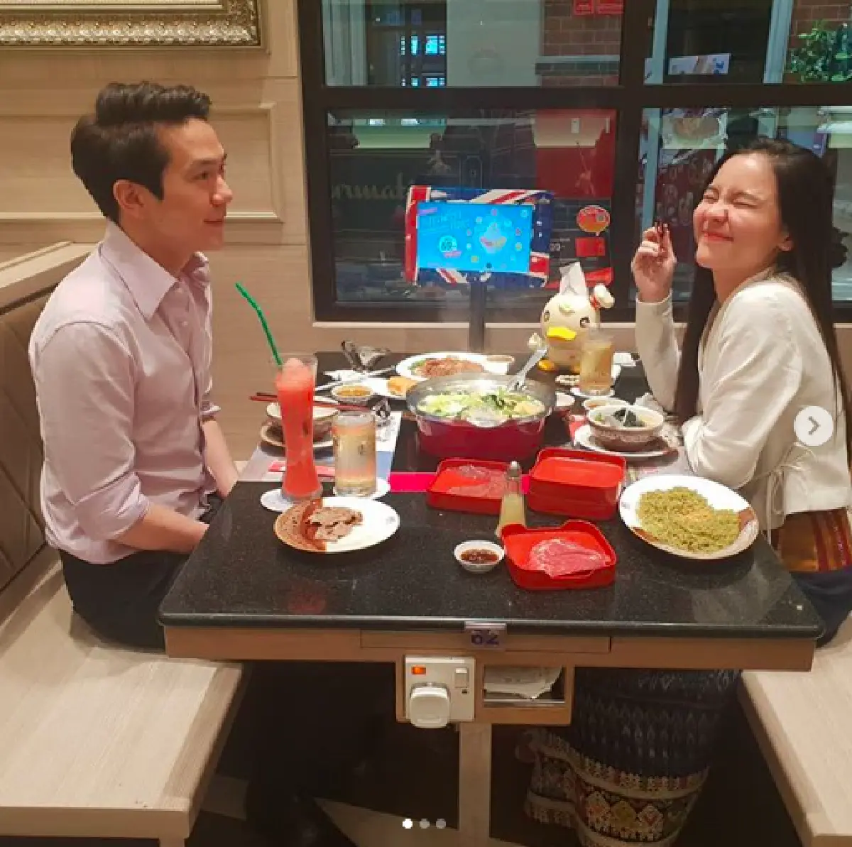 ธรรมดาแต่อบอุ่น “ออม” นุ่งผ้าซิ่นดินเนอร์ฉลองวันเกิดกับ “แอมป์”