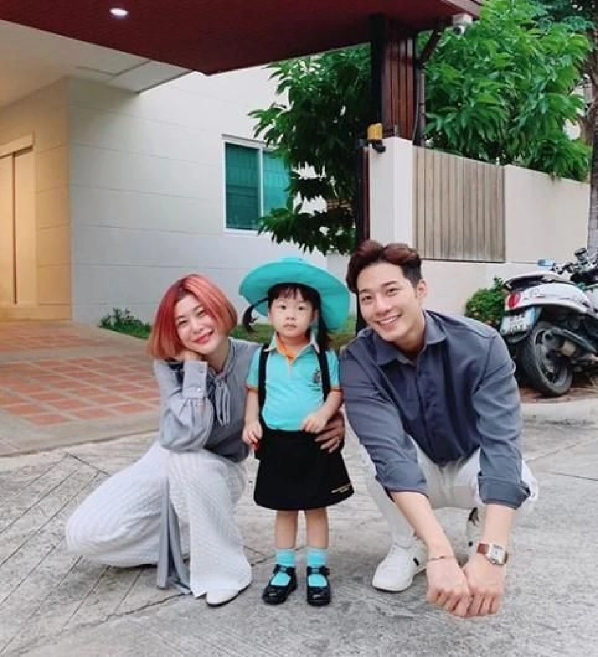 เป๊ะมาก! บี้-กุ๊บกิ๊บ อวดภาพติดบัตรผู้ปกครอง สวยหล่อเหมือนดาราเกาหลีมาเอง