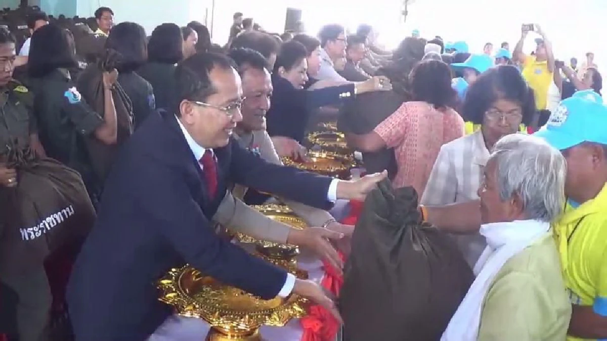 ฟ้าหญิงจุฬาภรณ์พระราชทานถุงยังชีพช่วยผู้ประสบภัยปาบึกนครศรีฯ