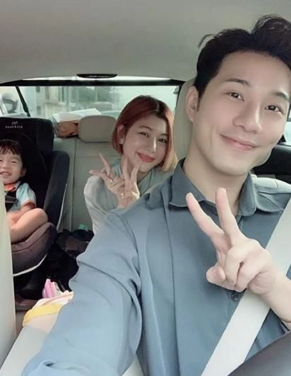 เป๊ะมาก! บี้-กุ๊บกิ๊บ อวดภาพติดบัตรผู้ปกครอง สวยหล่อเหมือนดาราเกาหลีมาเอง