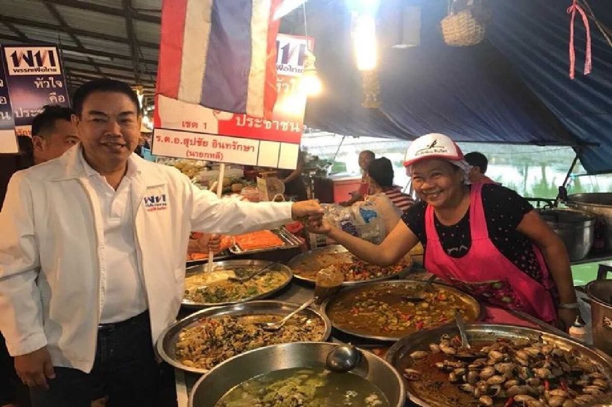 ว่าที่ผู้สมัคร ส.ส.โคราช พท.หาเสียงตลาดสด ชู "ชัชชาติ-สุดารัตน์" นั่งนายกฯ ว่าที่ผู้สมัคร ส.ส.โคราช พท.หาเสียงตลาดสด ชู "ชัชชาติ-สุดารัตน์" นั่งนายกฯ