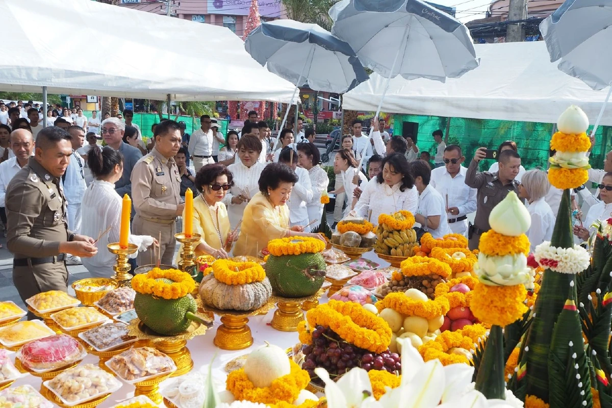 ผู้ว่าฯภูเก็ตอัญเชิญ“พระครุฑพ่าห์”ประดิษฐานหน้า“ห้างเซ็นทรัลป่าตอง”