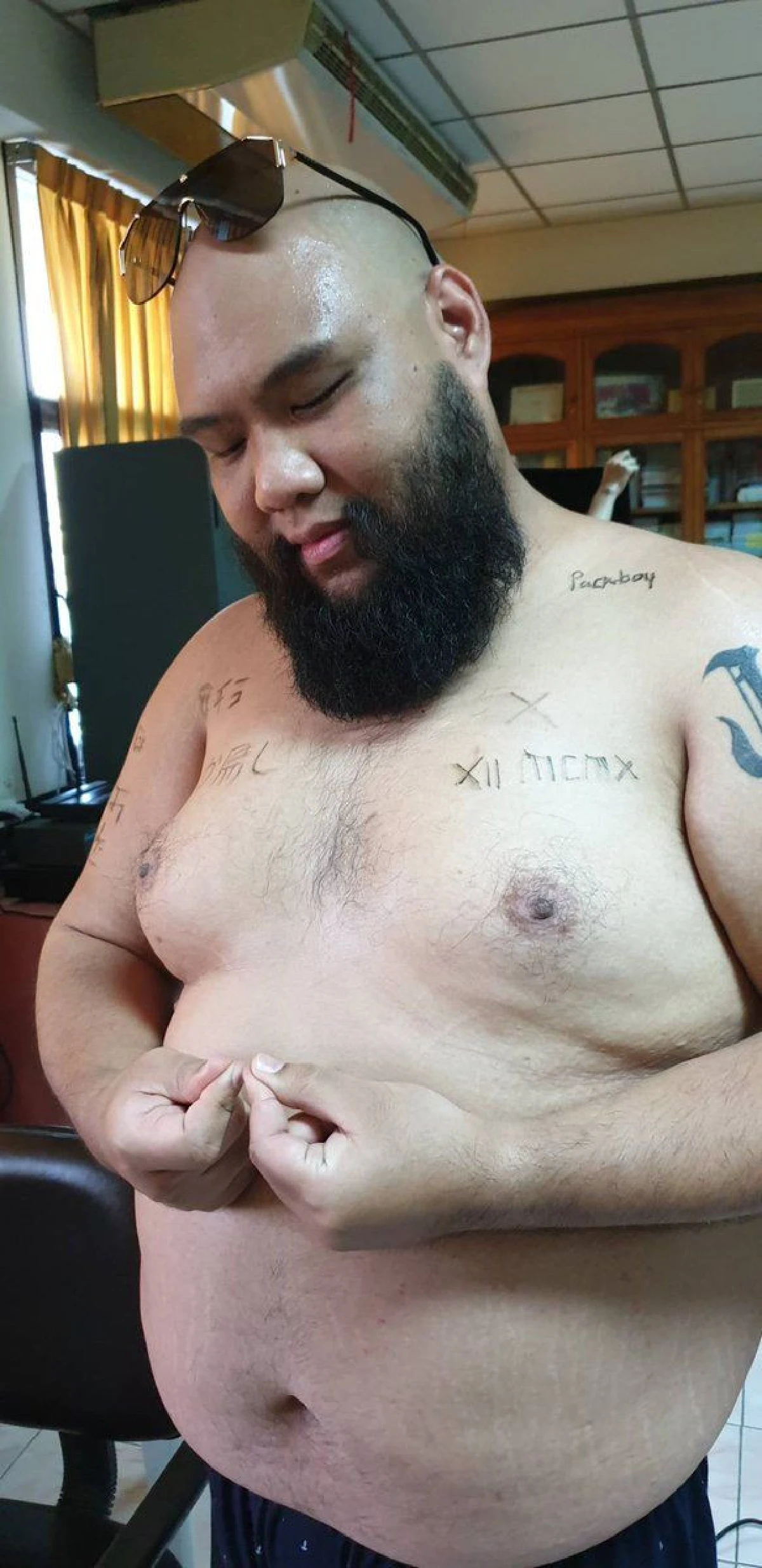 เอาบ้าง! กอล์ฟ ฟักกลิ้งฮีโร่ ถอดเสื้ออวดรอยสักมุ้งมิ้งแบบ เดอะทอยส์