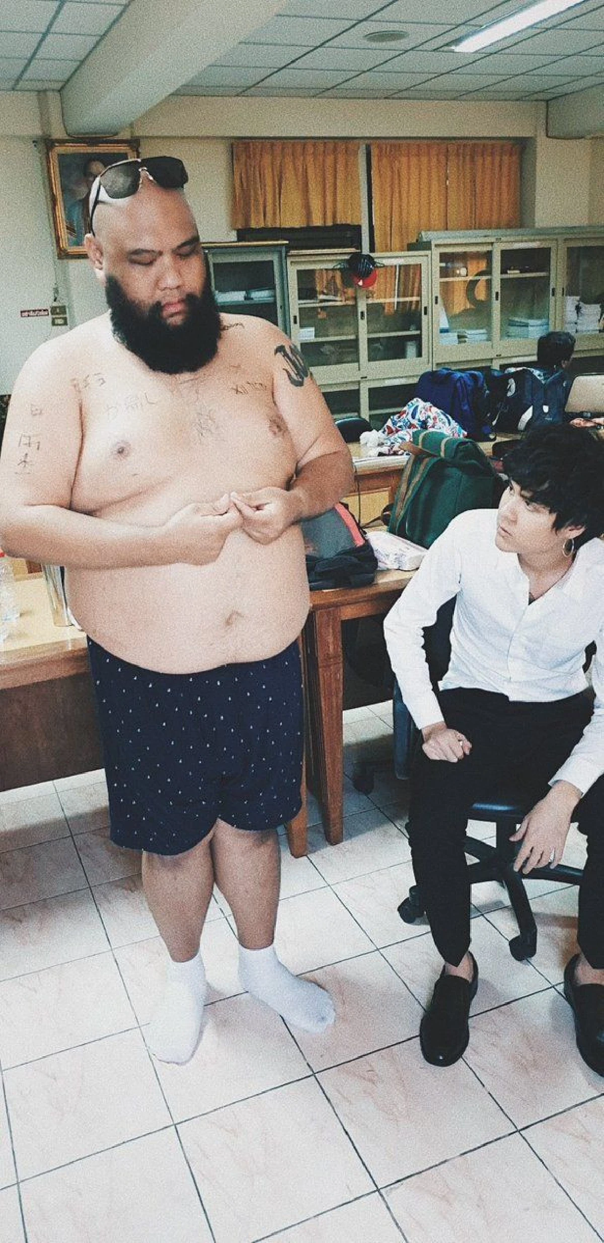 เอาบ้าง! กอล์ฟ ฟักกลิ้งฮีโร่ ถอดเสื้ออวดรอยสักมุ้งมิ้งแบบ เดอะทอยส์