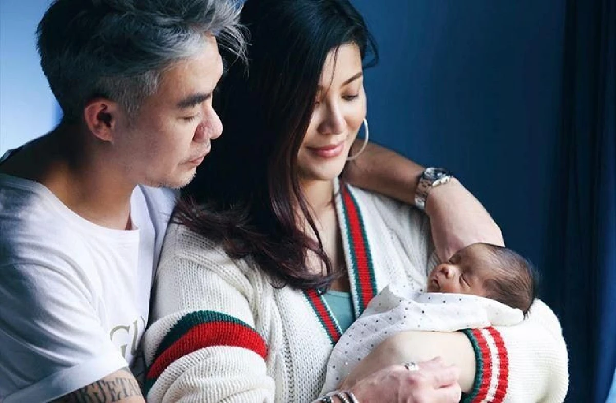 1 เดือนแล้วครับ! เอมมี่ มรกต อุ้ม น้องสายน้ำ ถ่ายภาพครอบครัวสุดอบอุ่น