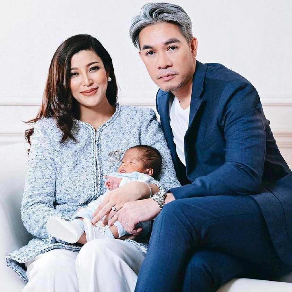 1 เดือนแล้วครับ! เอมมี่ มรกต อุ้ม น้องสายน้ำ ถ่ายภาพครอบครัวสุดอบอุ่น