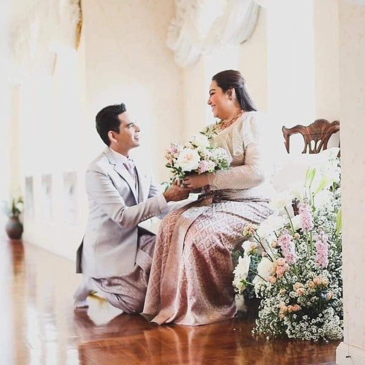 บรรยากาศกรุ่นรัก "บิ๊ก ศรุต" จูงมือแฟนสาว เข้าประตูวิวาห์ในพิธีแบบไทย