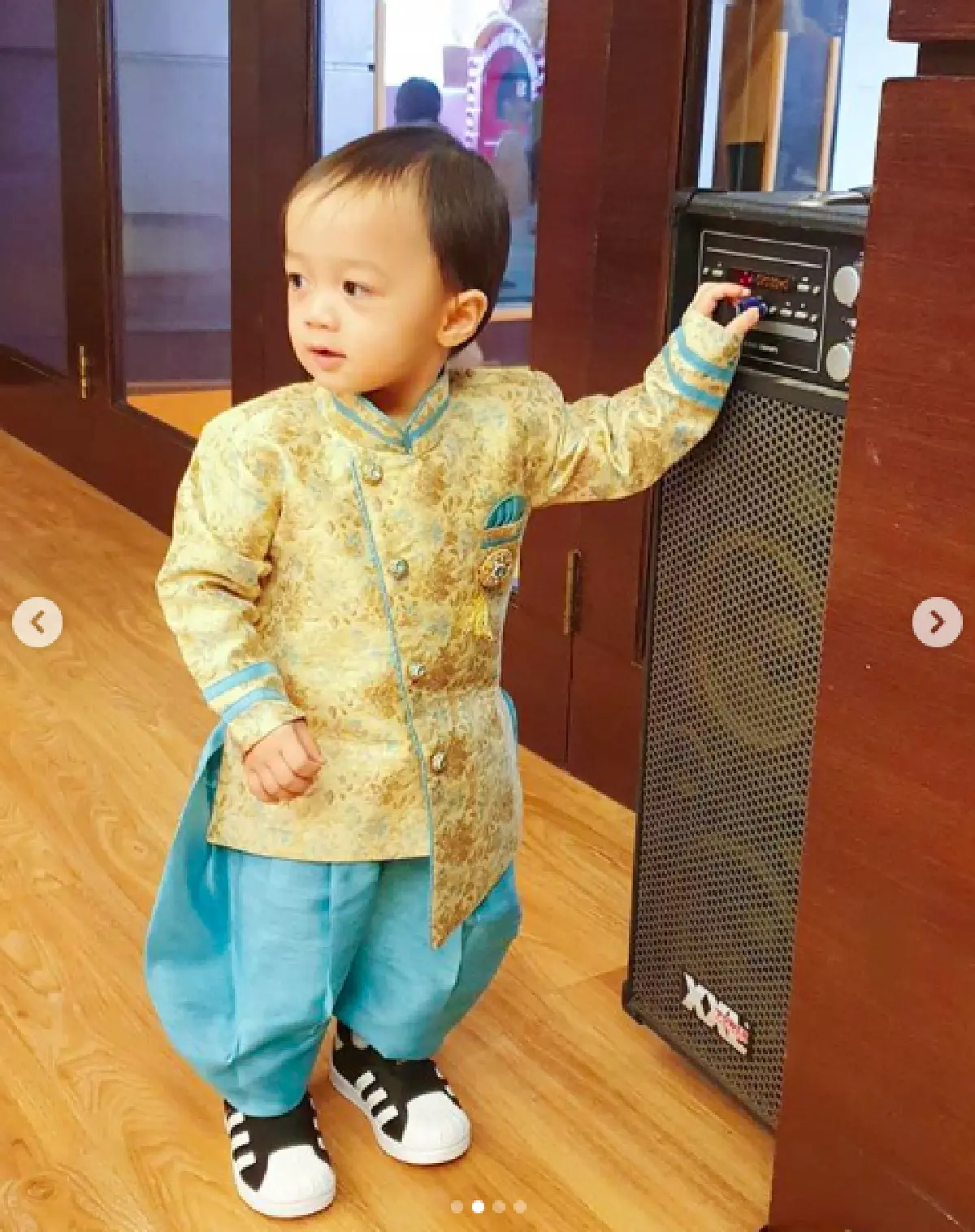 ไม่เคยธรรมดา! “ชมพู่” จับลูกแฝด "น้องสายฟ้า-น้องพายุ” ใส่ชุดภารตะต้อนรับวันเด็ก