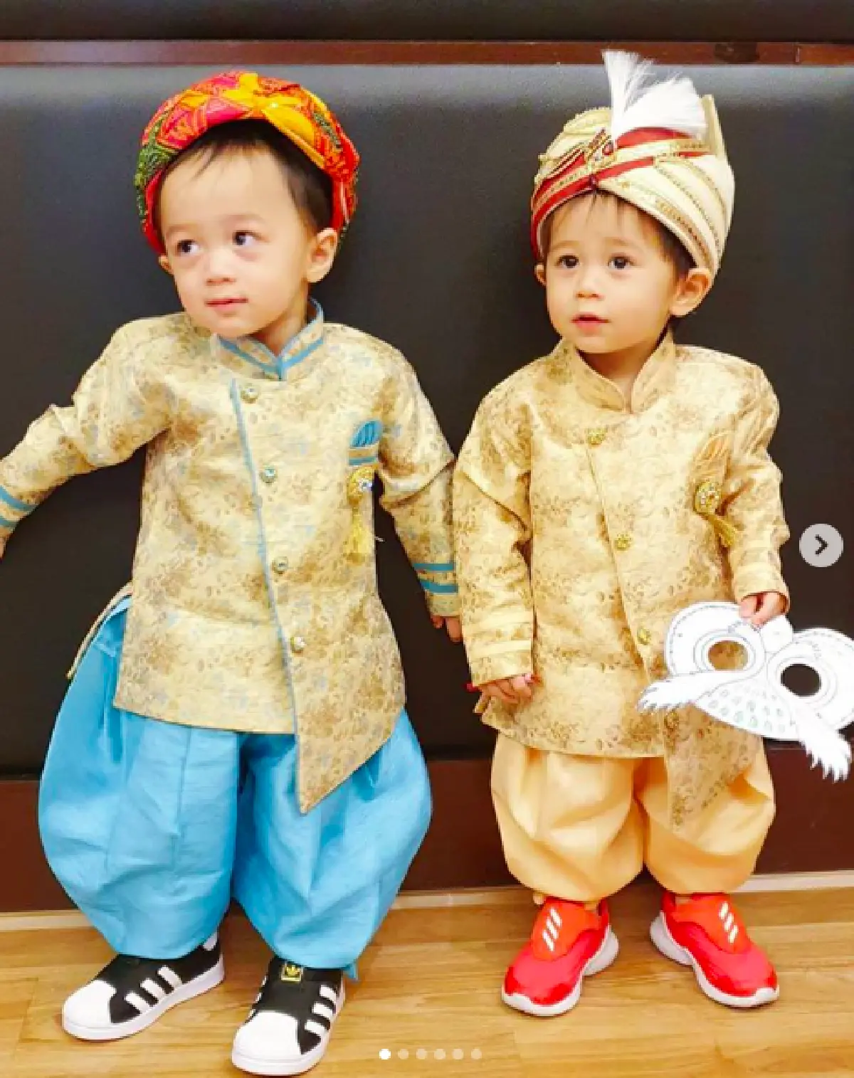 ไม่เคยธรรมดา! “ชมพู่” จับลูกแฝด "น้องสายฟ้า-น้องพายุ” ใส่ชุดภารตะต้อนรับวันเด็ก