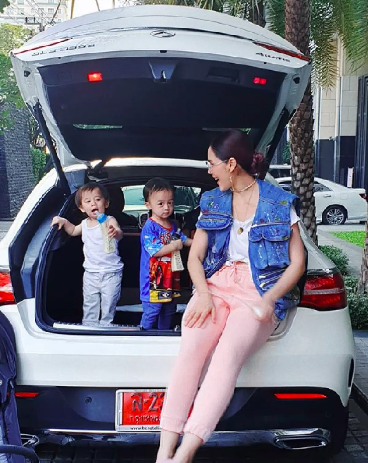 ไม่เคยธรรมดา! “ชมพู่” จับลูกแฝด "น้องสายฟ้า-น้องพายุ” ใส่ชุดภารตะต้อนรับวันเด็ก