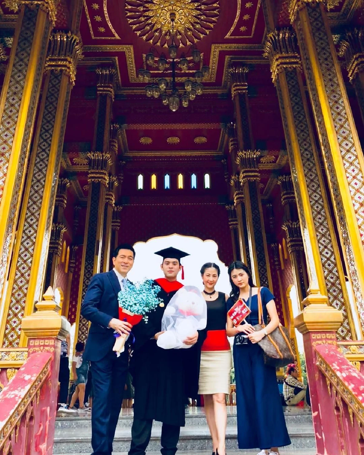 ความภูมิใจของพ่อแม่ “น้องแมมโบ้” ลูกชาย "แซม ยุรนันท์” เข้ารับปริญญาแล้ว