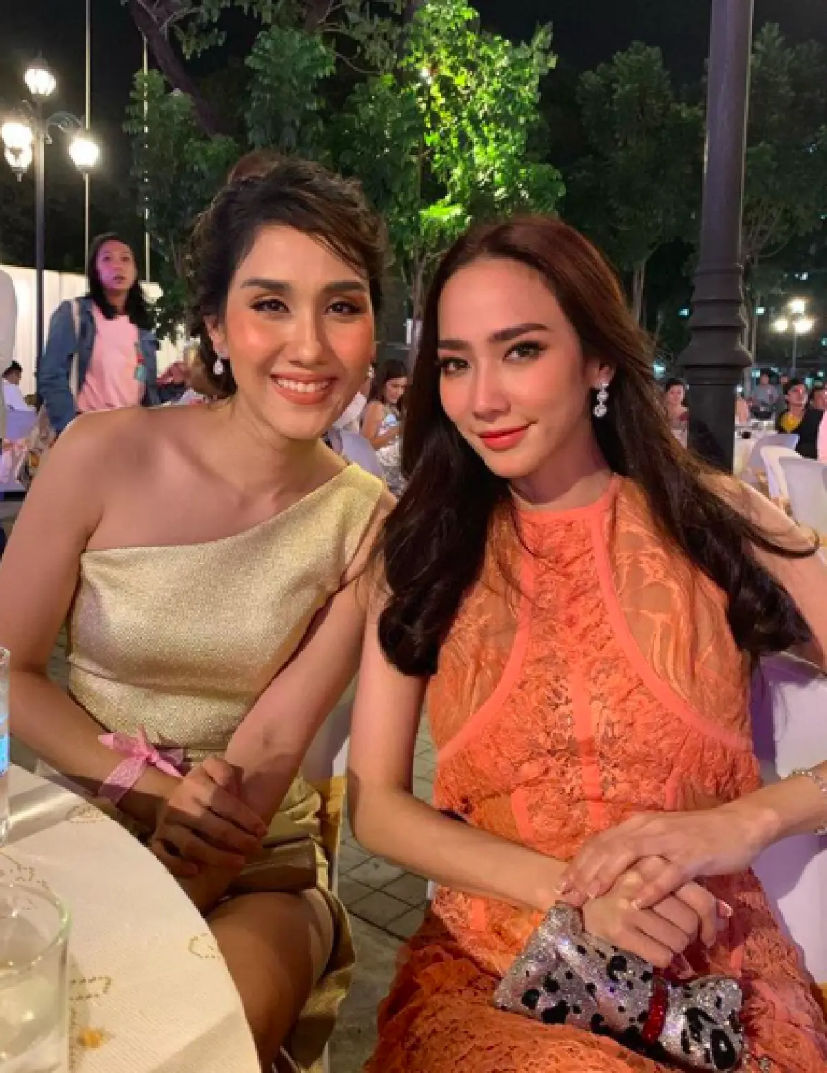 มิตรภาพไม่เคยจางหาย! “อั้ม” มาร่วมแสดงความยินดีงานแต่ง "ยุ้ย-ธันน์”