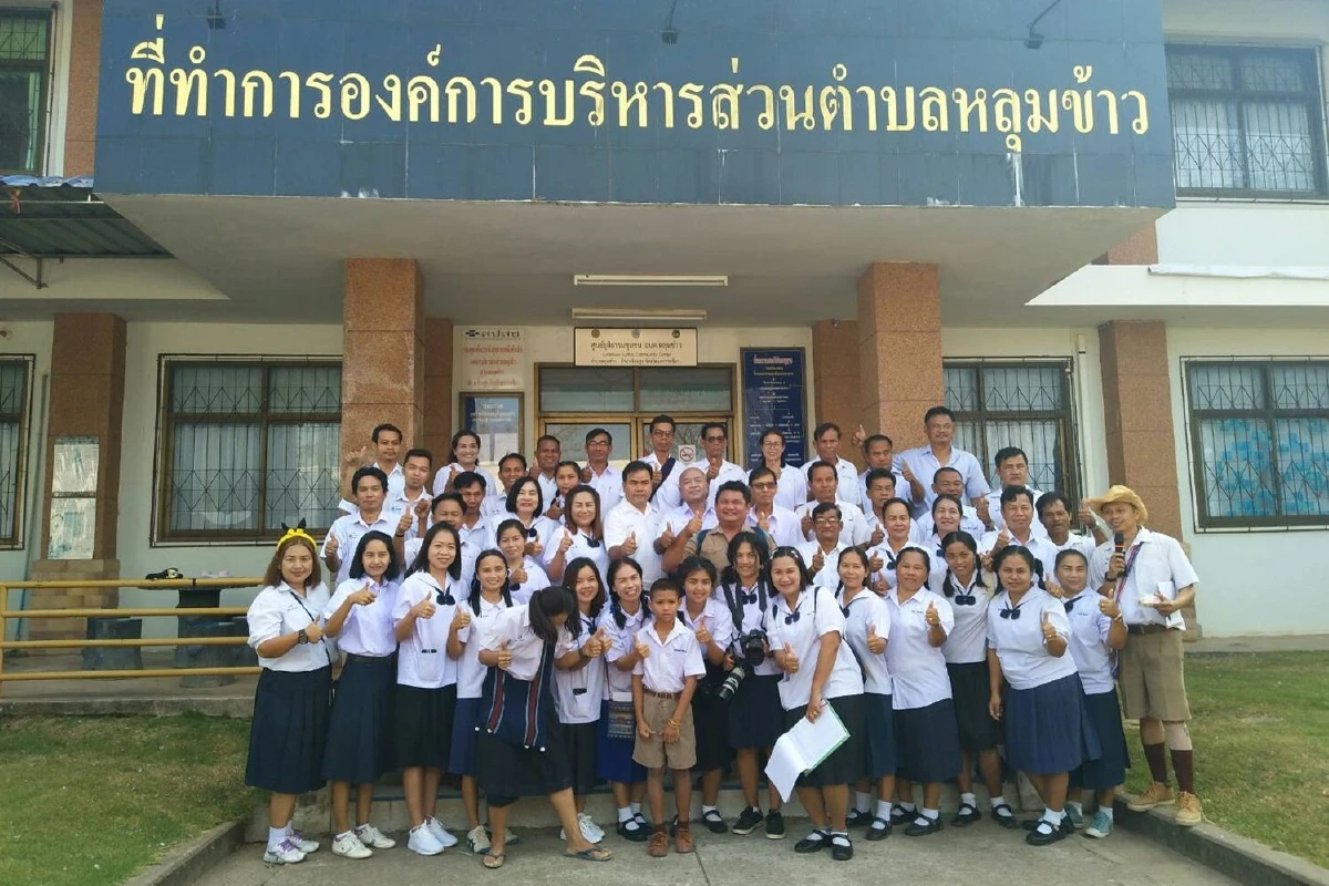 นายกอบต.นำขรก.ท้องถิ่นแต่งชุดนักเรียนเต้นเพลงบักจีเหลินวันเด็ก