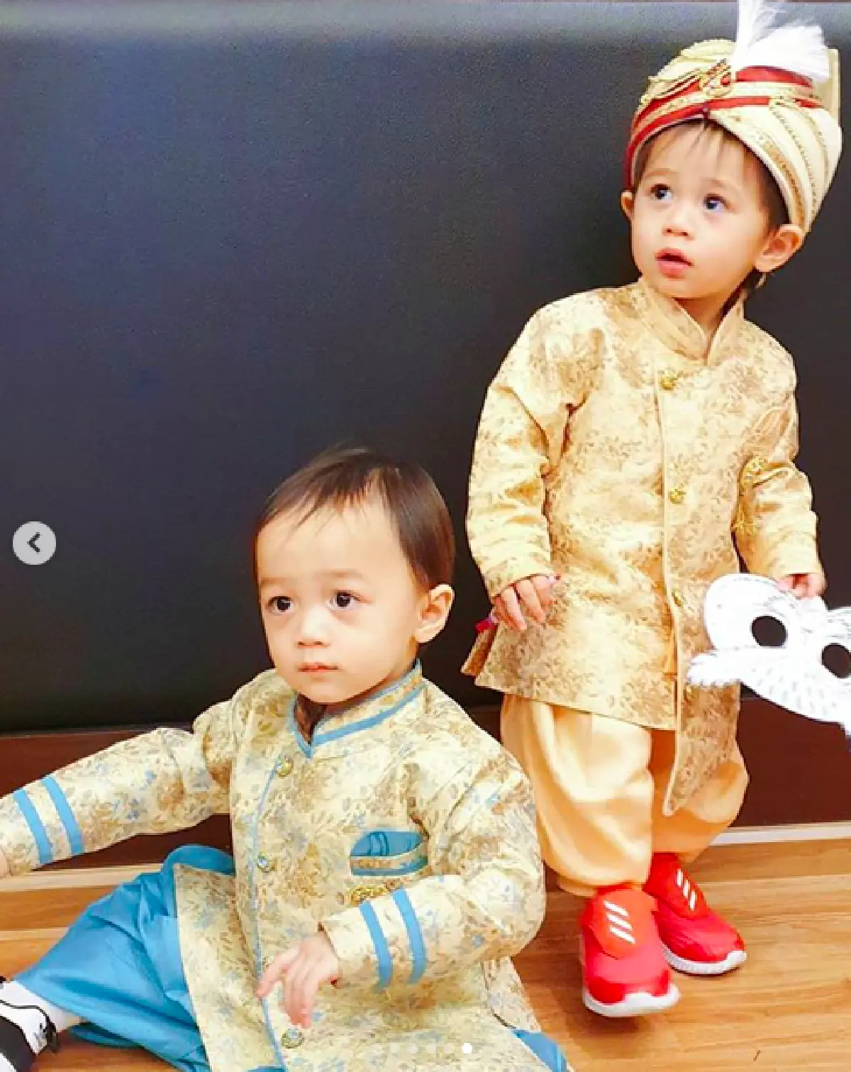 ไม่เคยธรรมดา! “ชมพู่” จับลูกแฝด "น้องสายฟ้า-น้องพายุ” ใส่ชุดภารตะต้อนรับวันเด็ก