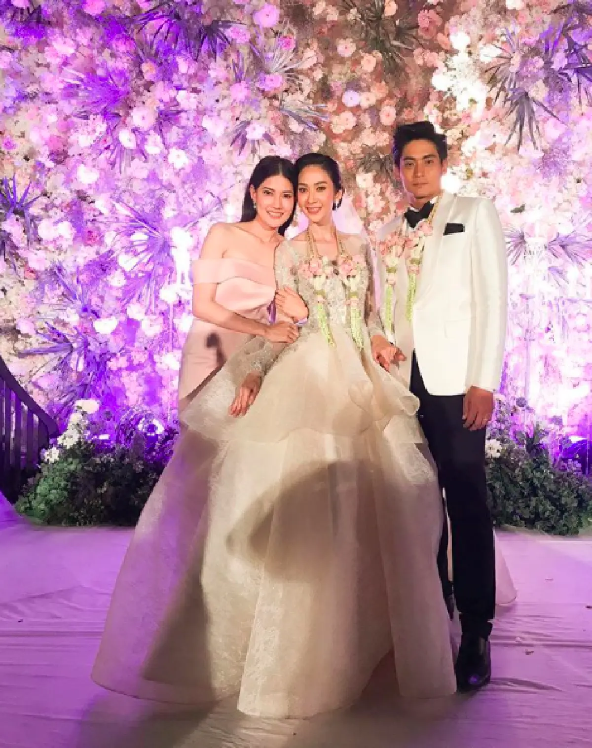 รวมภาพงานฉลองวิวาห์ “ยุ้ย-ธันน์” สุดอบอุ่นหัวใจ! คนบันเทิงรวมงานคับคั่ง