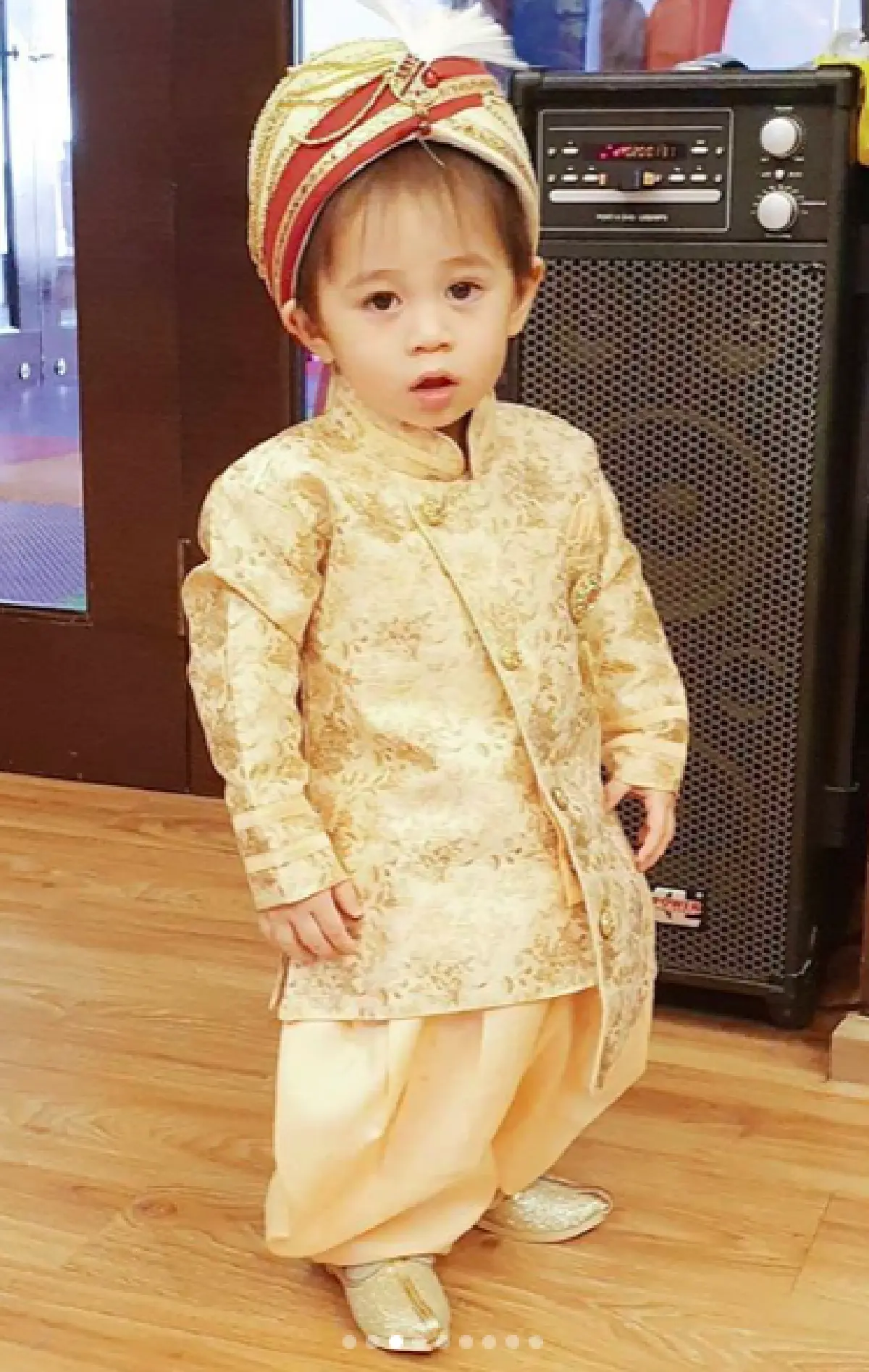 ไม่เคยธรรมดา! “ชมพู่” จับลูกแฝด "น้องสายฟ้า-น้องพายุ” ใส่ชุดภารตะต้อนรับวันเด็ก