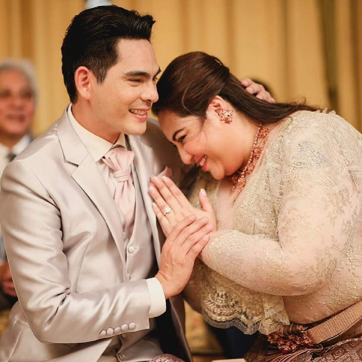 บรรยากาศกรุ่นรัก "บิ๊ก ศรุต" จูงมือแฟนสาว เข้าประตูวิวาห์ในพิธีแบบไทย