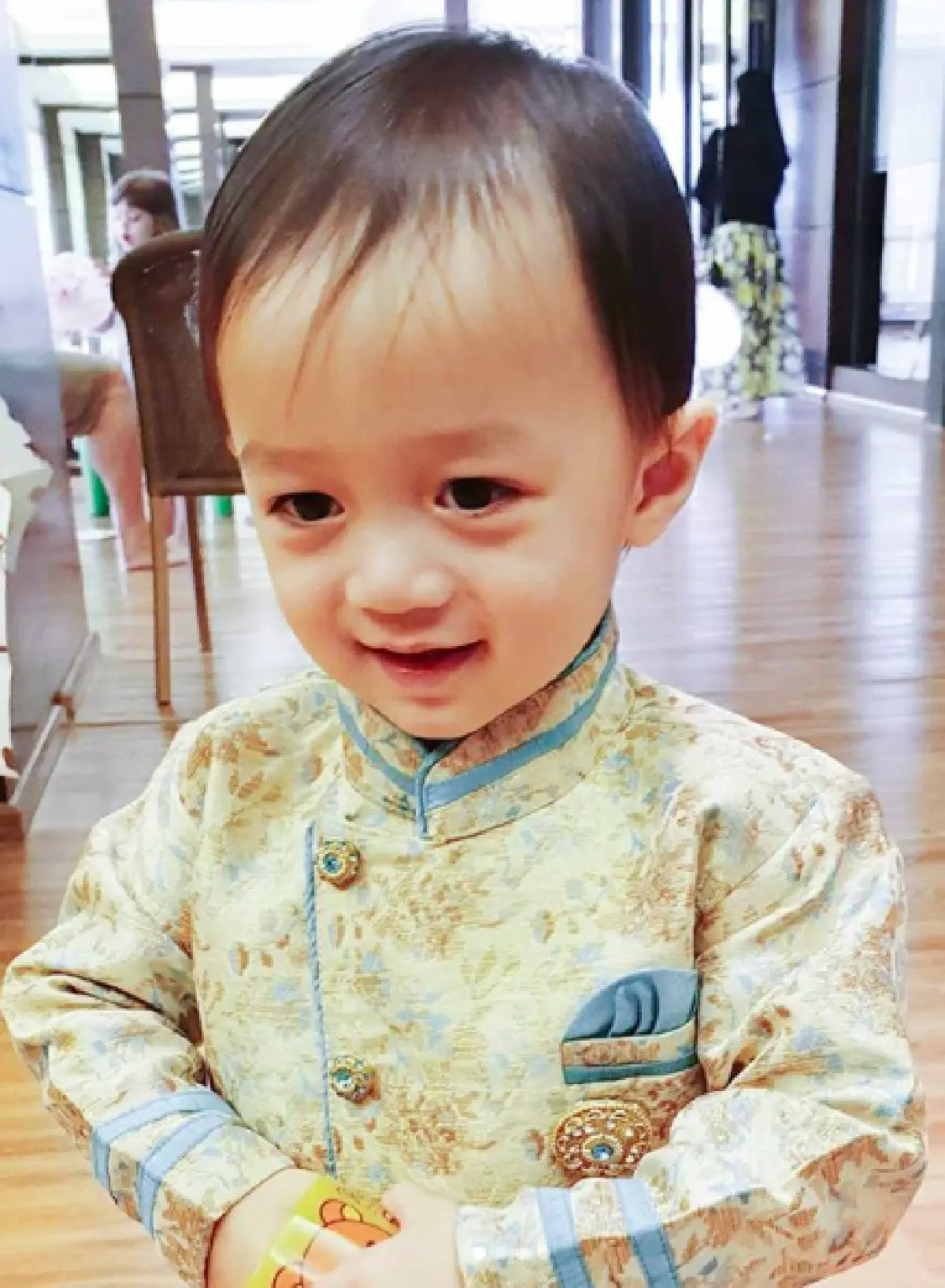 ไม่เคยธรรมดา! “ชมพู่” จับลูกแฝด "น้องสายฟ้า-น้องพายุ” ใส่ชุดภารตะต้อนรับวันเด็ก