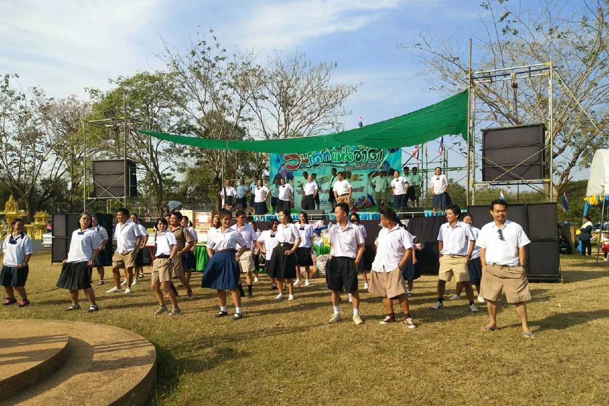 นายกอบต.นำขรก.ท้องถิ่นแต่งชุดนักเรียนเต้นเพลงบักจีเหลินวันเด็ก