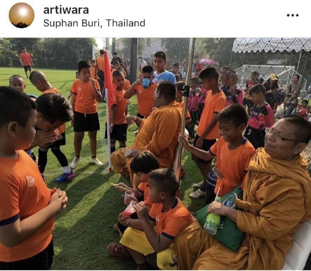 “ตูน” เปิดสนามบอลที่บ้านสุพรรณฯ จัดการแข่งขันฟุตบอลให้เด็กๆ
