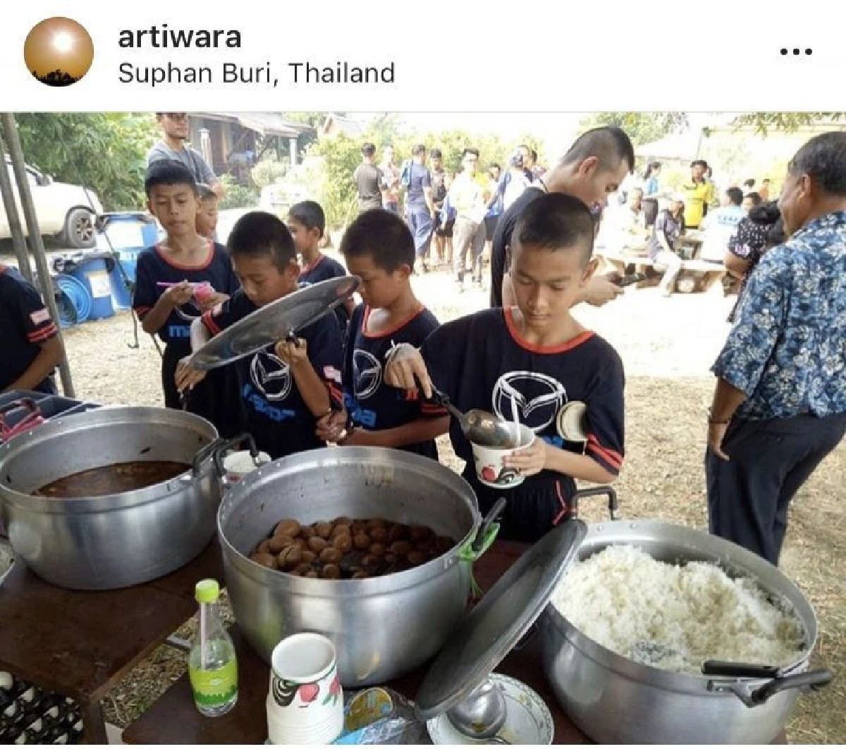 “ตูน” เปิดสนามบอลที่บ้านสุพรรณฯ จัดการแข่งขันฟุตบอลให้เด็กๆ