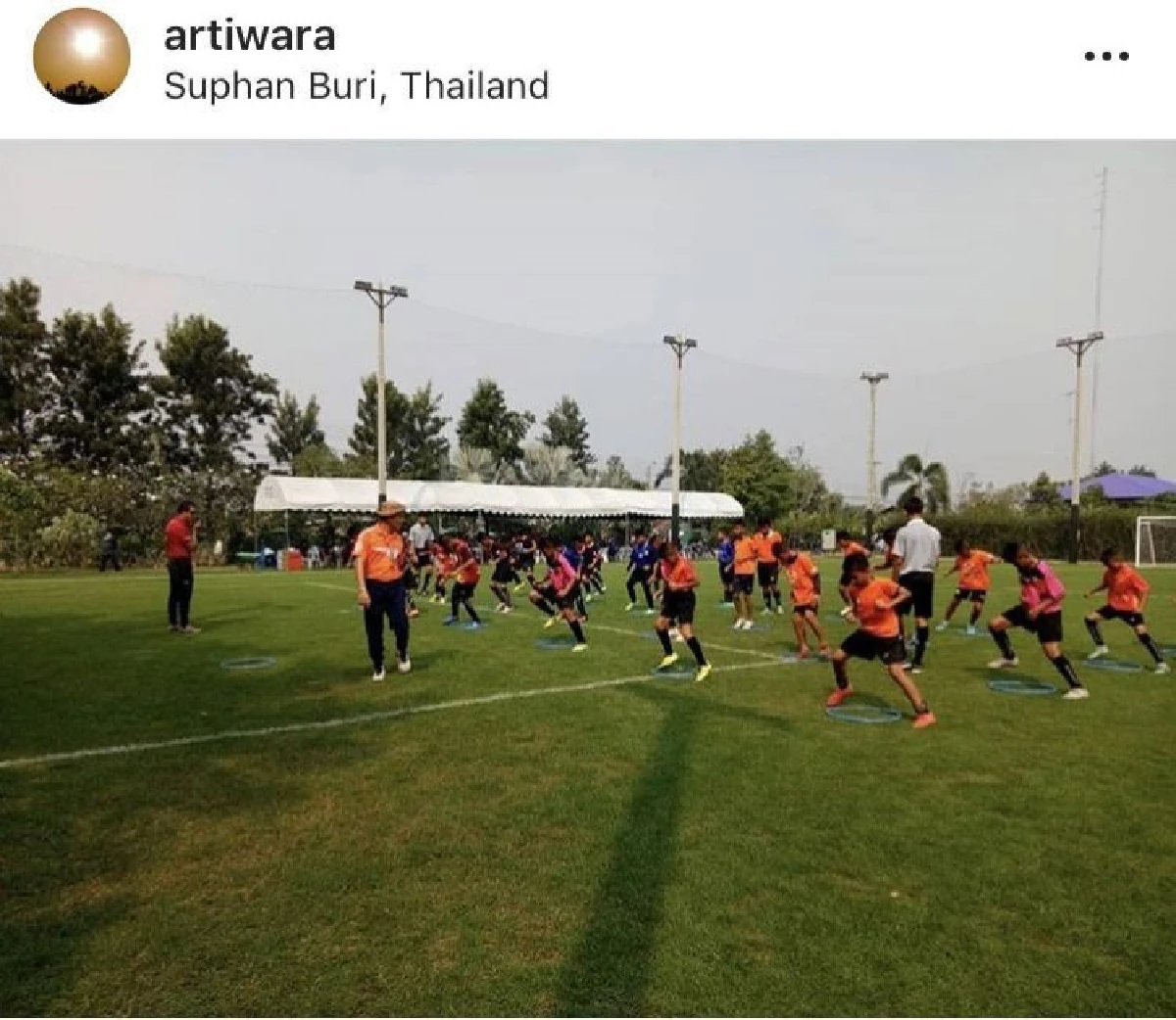 “ตูน” เปิดสนามบอลที่บ้านสุพรรณฯ จัดการแข่งขันฟุตบอลให้เด็กๆ