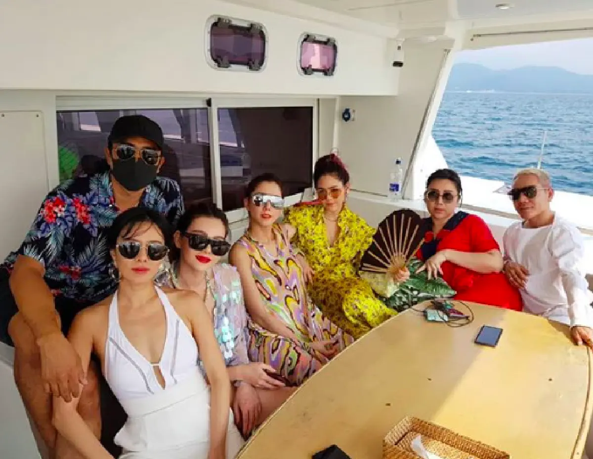 “แม่ชม” นำทีม "คริส-ไอซ์-ดิว” ล่องเรือโชว์ผิวขาวท้าแดด เซ็กซี่คูณสาม