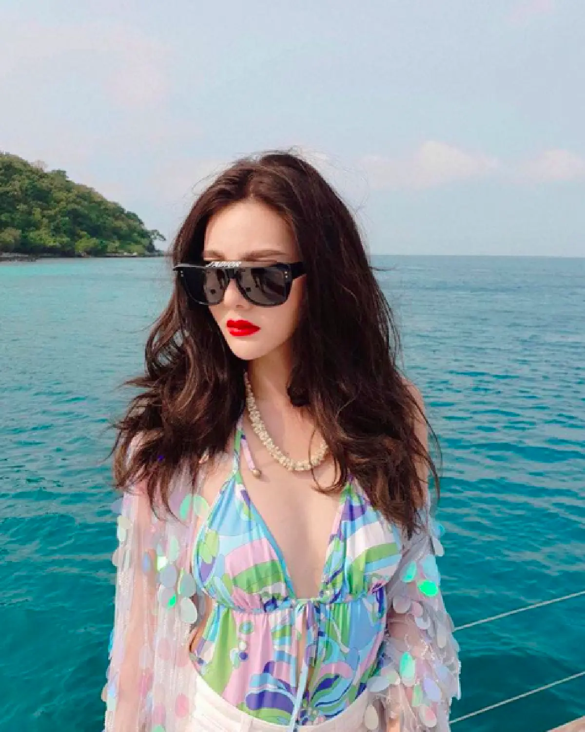 “แม่ชม” นำทีม "คริส-ไอซ์-ดิว” ล่องเรือโชว์ผิวขาวท้าแดด เซ็กซี่คูณสาม