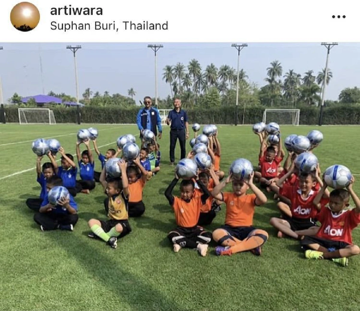 “ตูน” เปิดสนามบอลที่บ้านสุพรรณฯ จัดการแข่งขันฟุตบอลให้เด็กๆ