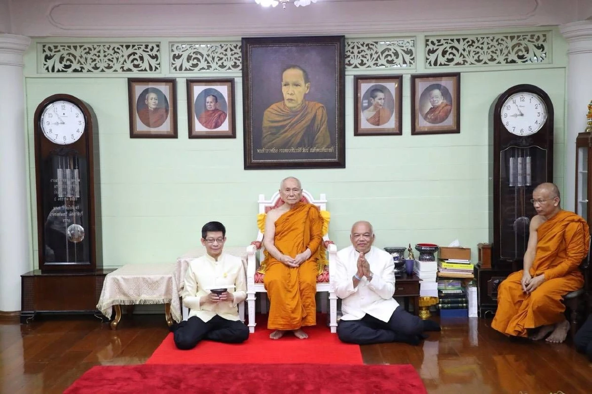 สมเด็จพระสังฆราชประทานเงิน 1 ล้านแก่รัฐบาลช่วยผู้ประสบภัยพายุ"ปาบึก"