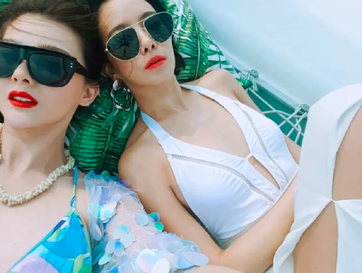 “แม่ชม” นำทีม "คริส-ไอซ์-ดิว” ล่องเรือโชว์ผิวขาวท้าแดด เซ็กซี่คูณสาม