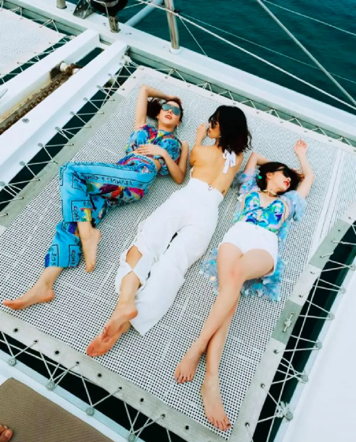 “แม่ชม” นำทีม "คริส-ไอซ์-ดิว” ล่องเรือโชว์ผิวขาวท้าแดด เซ็กซี่คูณสาม