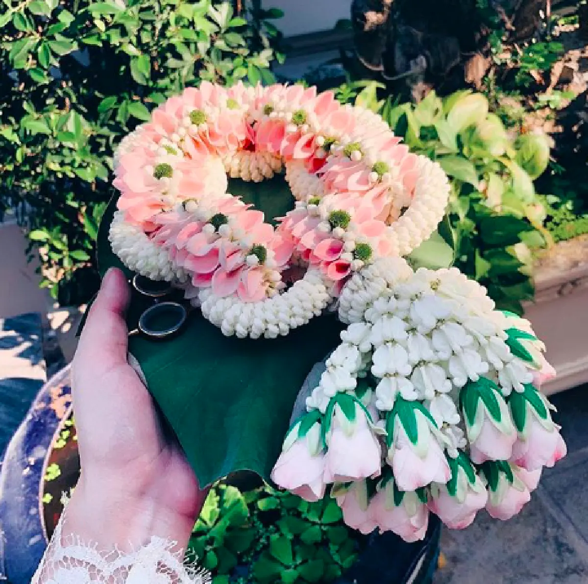 “น้องสายน้ำ” ลูกชาย “แม่เอมมี่-พ่อเจมส์” เข้าพิธีโกนผมไฟ รับพรชีวิต